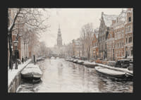 En plakat som viser en snødekt kanal med historiske bygninger og båter-5