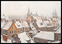 En poster som visar en pittoresk stad med snötäckta tak och kyrktorn i vinterns stillhet-6