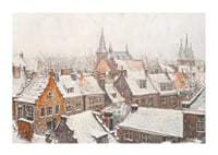 En poster som visar en pittoresk stad med snötäckta tak och kyrktorn i vinterns stillhet-1