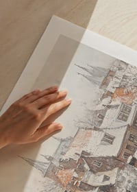 En poster som visar en pittoresk stad med snötäckta tak och kyrktorn i vinterns stillhet-9