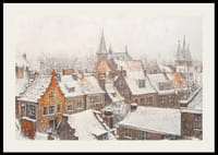 Plagát zobrazujúci malebné mestečko so zasneženými strechami a kostolnými vežami v tichej zime-2