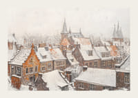 Plagát zobrazujúci malebné mestečko so zasneženými strechami a kostolnými vežami v tichej zime-3