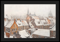 Plagát zobrazujúci malebné mestečko so zasneženými strechami a kostolnými vežami v tichej zime-4