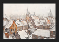 Plagát zobrazujúci malebné mestečko so zasneženými strechami a kostolnými vežami v tichej zime-5