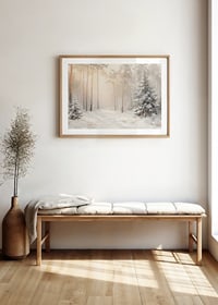 En poster som visar en snötäckt skog badande i mjukt morgonljus-8