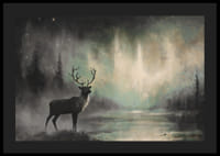 Egy poszter, amelyen egy fenséges szarvas látható az északi fény alatt-4