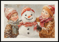Un cartel que muestra a dos niños felices construyendo un muñeco de nieve en un paisaje invernal.-2