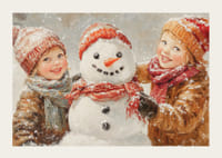 Un cartel que muestra a dos niños felices construyendo un muñeco de nieve en un paisaje invernal.-3