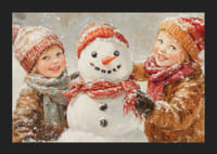 Un cartel que muestra a dos niños felices construyendo un muñeco de nieve en un paisaje invernal.-5