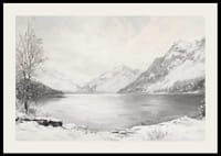 Plagát zobrazujúci pokojný zimný deň pri tichom jazere obklopenom zasneženými horami-2