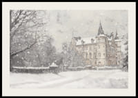 En plakat som fanger et storslått slott i mykt snøfall-2