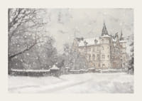 En plakat som fanger et storslått slott i mykt snøfall-3