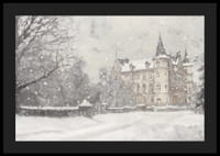 En plakat som fanger et storslått slott i mykt snøfall-4