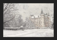 En plakat som fanger et storslått slott i mykt snøfall-5