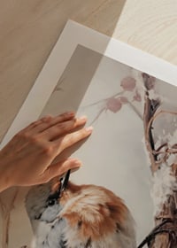 En poster som fångar en fågels stillhet på en snöklädd gren med frostiga bär -9