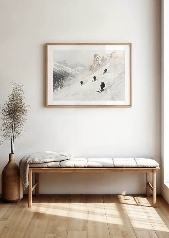 Een poster van vier skiërs die van een met sneeuw bedekte berghelling af razen-12
