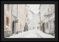 Un afiș de iarnă care arată o alee liniștită, acoperită de zăpadă-4