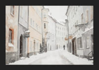 Un afiș de iarnă care arată o alee liniștită, acoperită de zăpadă-5