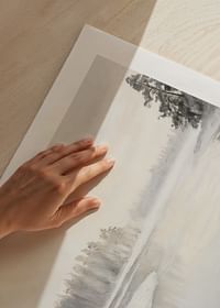 Zimný plagát zobrazujúci zrkadlovú rieku obklopenú zasneženou prírodou -5