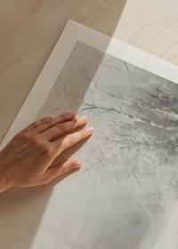 Een winterposter die een vredig, met sneeuw bedekt landschap vastlegt -5