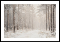 En vinterposter som visar en snötäckt stig genom en stillsam och drömlik skog-0