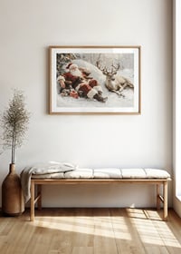 Een poster met de Kerstman en zijn rendieren in een vredig winterlandschap-8
