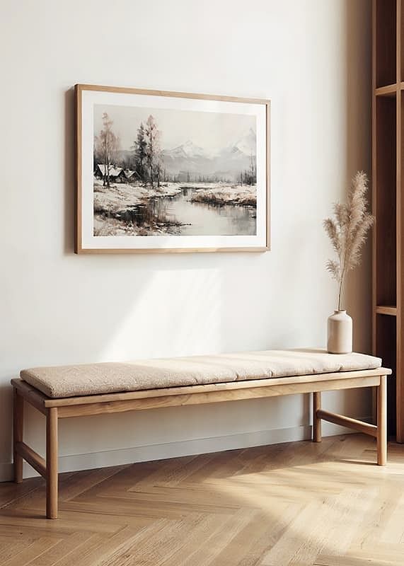 En plakat, der fanger stilheden i vinterlandskabet med sommerhuse ved en fredelig flod-12