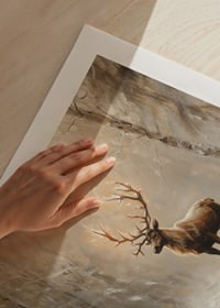 En poster som fångar en ensam hjort i en fridfull, snötäckt skog-9