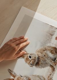 Egy poszter, amely két nyúl derűs jelenlétét örökíti meg egy téli tájon-5