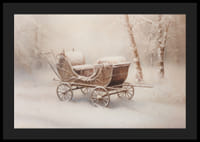 Une affiche représentant un vieux chariot enneigé dans un paisible paysage hivernal-4