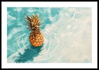 Un afiș cu un ananas auriu plutind pe apă limpede-0