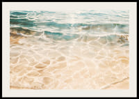 En poster med mjuka vågor som sköljer över solvarm sand-2