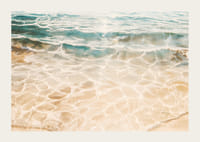 En poster med mjuka vågor som sköljer över solvarm sand-3