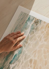 Een poster met zachte golven die over het door de zon verwarmde zand klotsen-9