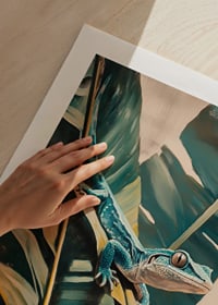 En poster av en exotisk ödla som smyger över frodiga blad-9