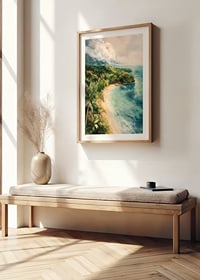 Un poster di una baia tropicale nascosta dove la giungla incontra il mare cristallino-8