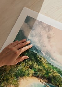 Un poster di una baia tropicale nascosta dove la giungla incontra il mare cristallino-9