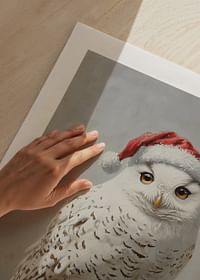 Een kerstposter met een sneeuwuil in een kerstmuts op een ijzige tak.-5