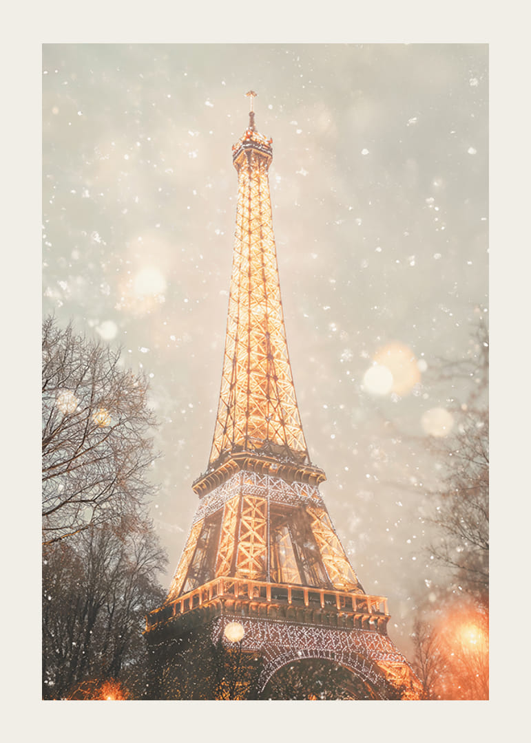 Un poster invernale con la Torre Eiffel che illumina una Parigi innevata con una luce dorata.-12