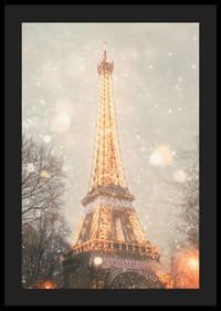 Un poster invernale con la Torre Eiffel che illumina una Parigi innevata con una luce dorata.-4