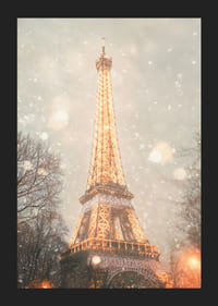 Un poster invernale con la Torre Eiffel che illumina una Parigi innevata con una luce dorata.-5