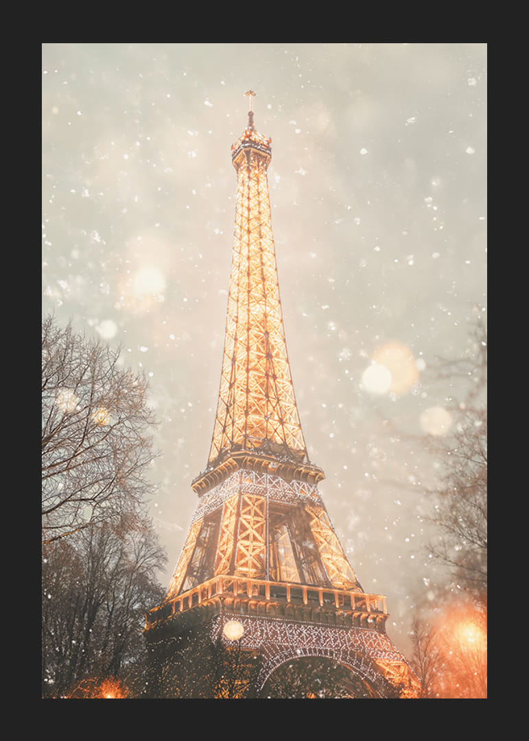 Un poster invernale con la Torre Eiffel che illumina una Parigi innevata con una luce dorata.-12