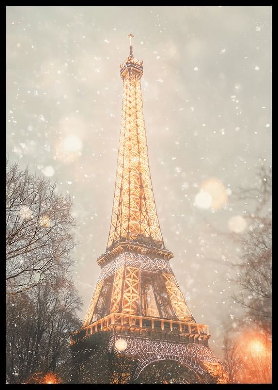 Un poster de iarnă cu Turnul Eiffel luminând un Paris înzăpezit într-o strălucire aurie.-12