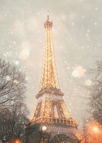 En vinterposter med Eiffeltornet som lyser upp ett snöigt Paris i gyllene sken.-7