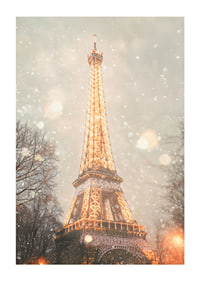 En vinterposter med Eiffeltornet som lyser upp ett snöigt Paris i gyllene sken.-1