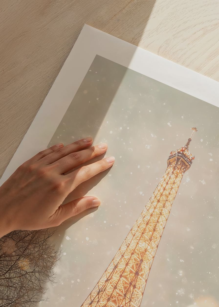 Un poster de iarnă cu Turnul Eiffel luminând un Paris înzăpezit într-o strălucire aurie.-12