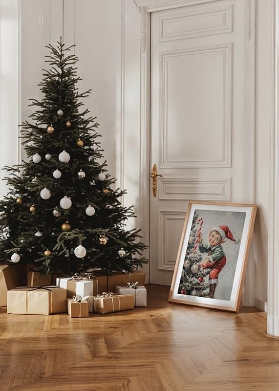 En juleplakat med en rampete nisse som klatrer i treet med en prikkete pinne.-12