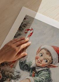 En juleplakat med en rampete nisse som klatrer i treet med en prikkete pinne.-5
