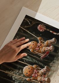 Karácsonyi poszter mézeskalács figurákkal egy varázslatos, hóval borított cukorkaerdőben.-5