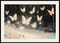 Ein Poster mit leuchtenden Schmetterlingen, die über einer schneebedeckten Landschaft schweben und die Winternacht erhellen.-2